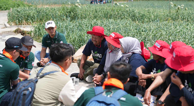 VP Komkor PG, Rama Yusron Harbiansyah (paling kiri) bersama Employee Influencer (EI) PG saat memperkenalkan produk PG pada kegiatan Maxpro Kolaborasi dengan EI Squad di Tawangmangu. Foto: Ist.