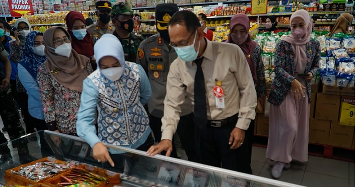Walikota Ika Puspitasari ketika memimpin sidak di pasar modern di Kota Mojokerto. foto: Yudi Eko Purnomo/BANGSAONLINE.com  