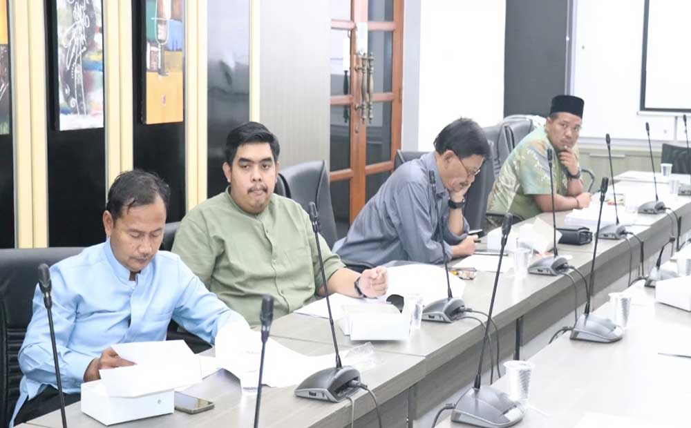 Anggota tim perumus rancangan tatib DPRD saat rapat. Foto: Ist.