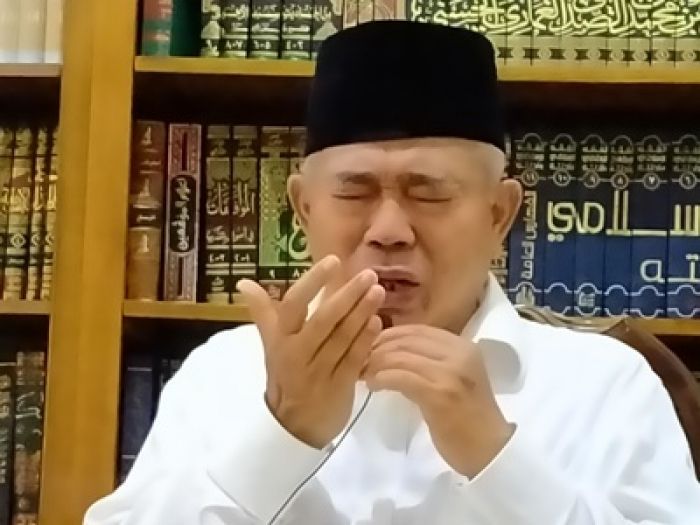 Prof. Dr. KH. Asep Saifuddin Chalim, M.A. saat memimpin doa yang diikuti para kiai untuk bangsa di lingkungan Pondok Pesantren Amanatul Ummah Jalan Siwalankerto Utara, Surabaya. Foto: mma/bangsaonline.com 