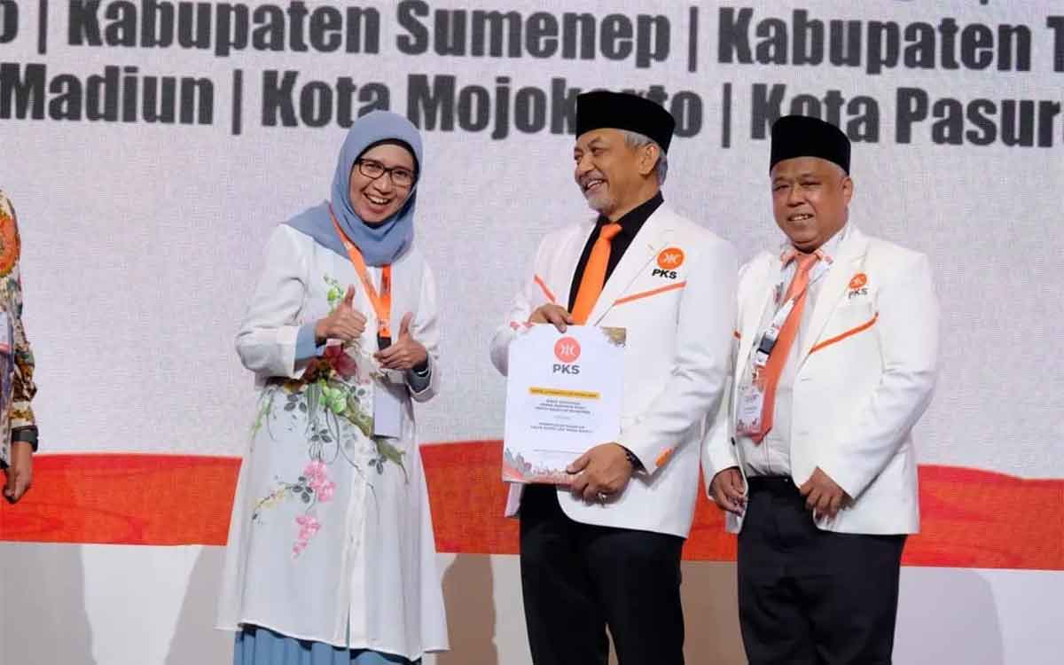 Bakal calon Bupati Lumajang, Indah Amperwati, saat menerima rekom dari Presiden PKS, Ahmad Syaikhu.
