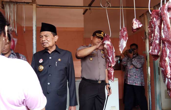 Wali Kota Masud Yunus dan Kapolres Mojokerto Kota memantau pergerakan harga di Pasar Tanjung Anyar. foto: YUDI EP/ BANGSAONLINE