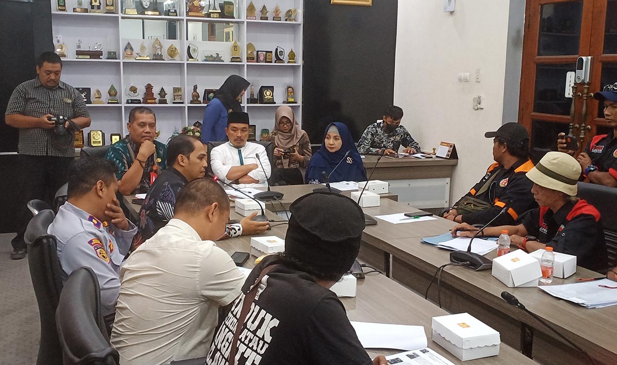Puluhan Aktivis Demo di DPRD Gresik, ini Tuntutannya