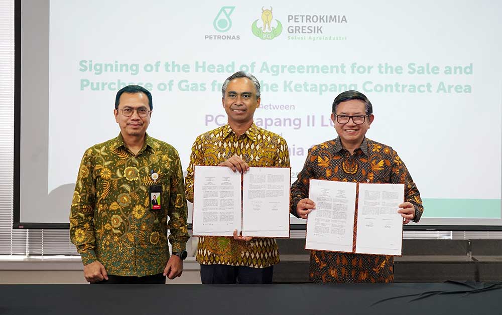 Petrokimia Gresik bersama Dirut PC Ketapang II Ltd, Yuzaini Md Yusof (tengah) usai penandatanganan Head of Agreement (HoA) pasokan gas dari Blok Ketapang di Jakarta.