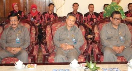 PLt DIREKSI – Direktur Utama Djajadi (kiri), Direktur Umum Abdul Basid Lao (tengah) dan Direktur Teknik Iewan Prasetya (kanan) yang masa jabatannya akan berakhir Desember 2014 . foto istimewa

