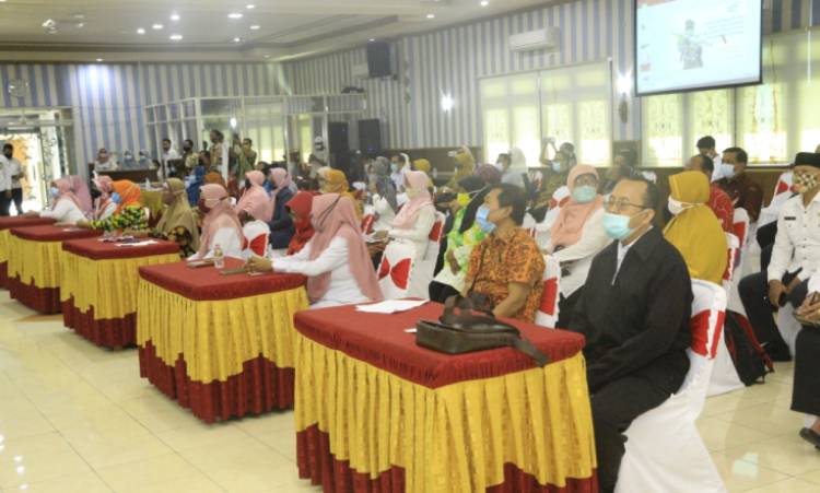Wali Kota Probolinggo Habib Hadi Zainal Abidin memberikan motivasi terhadap ratusan PNS yang hendak purnatugas. Giat itu dilakukan di Gedung Puri Manggala Bhakti, Pemkot Probolinggo, Rabu (24/3/2021). (foto: ist)