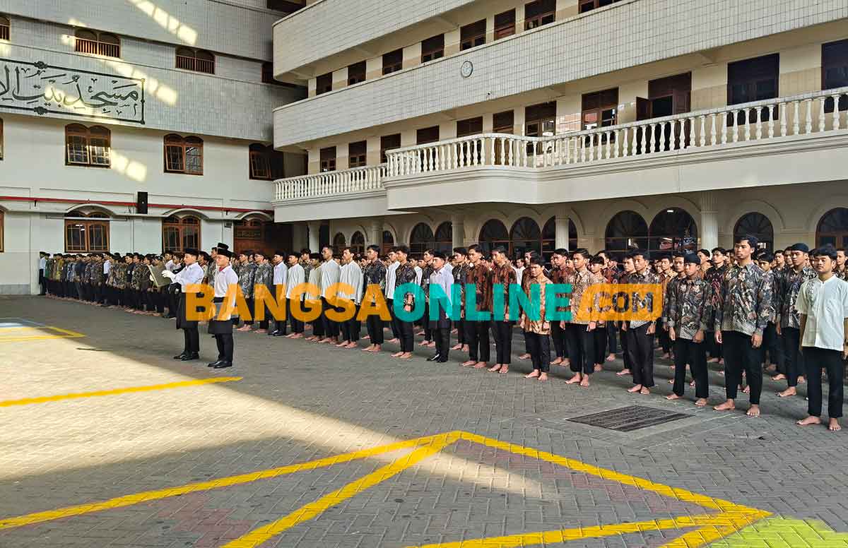 Upacara Hari Santri Nasional 2024 yang berlangsung di Ponpes Wali Barokah Kediri. Foto: MUJI HARJITA/BANGSAONLINE