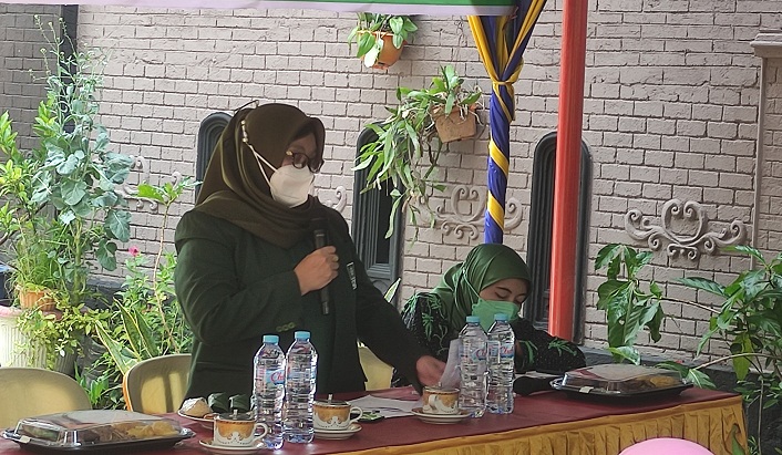 Sulistiyowati sebagai speaker corner dalam program serap aspirasi di Mijibaru. (Foto: Yudi EP/ BANGSAONLINE)


