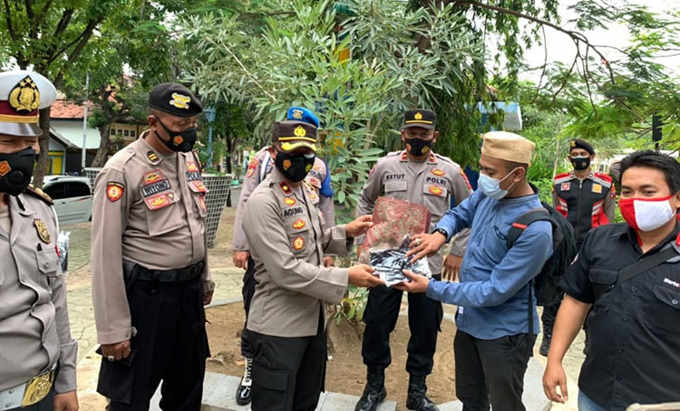 Para jurnalis memberikan cendera mata kepada Wakapolres Probolinggo saat acara HPN. (foto: ist)