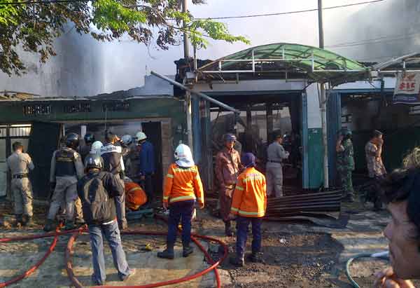 GOSONG - Sebuah bengkel dan depot yang ikut dilalap si jago merah. (foto: rusmiyanto/BANGSAONLINE)