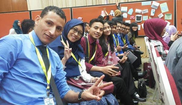 Irwan Hermawan (baju merah) bersama para peserta PELTAC 2016 di Universiti Tecknologi Malaysia. foto: tebuireng.org
