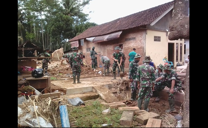  Ilustrasi rumah yang hancur dilabrak banjir dan longsor. FOTO : IST