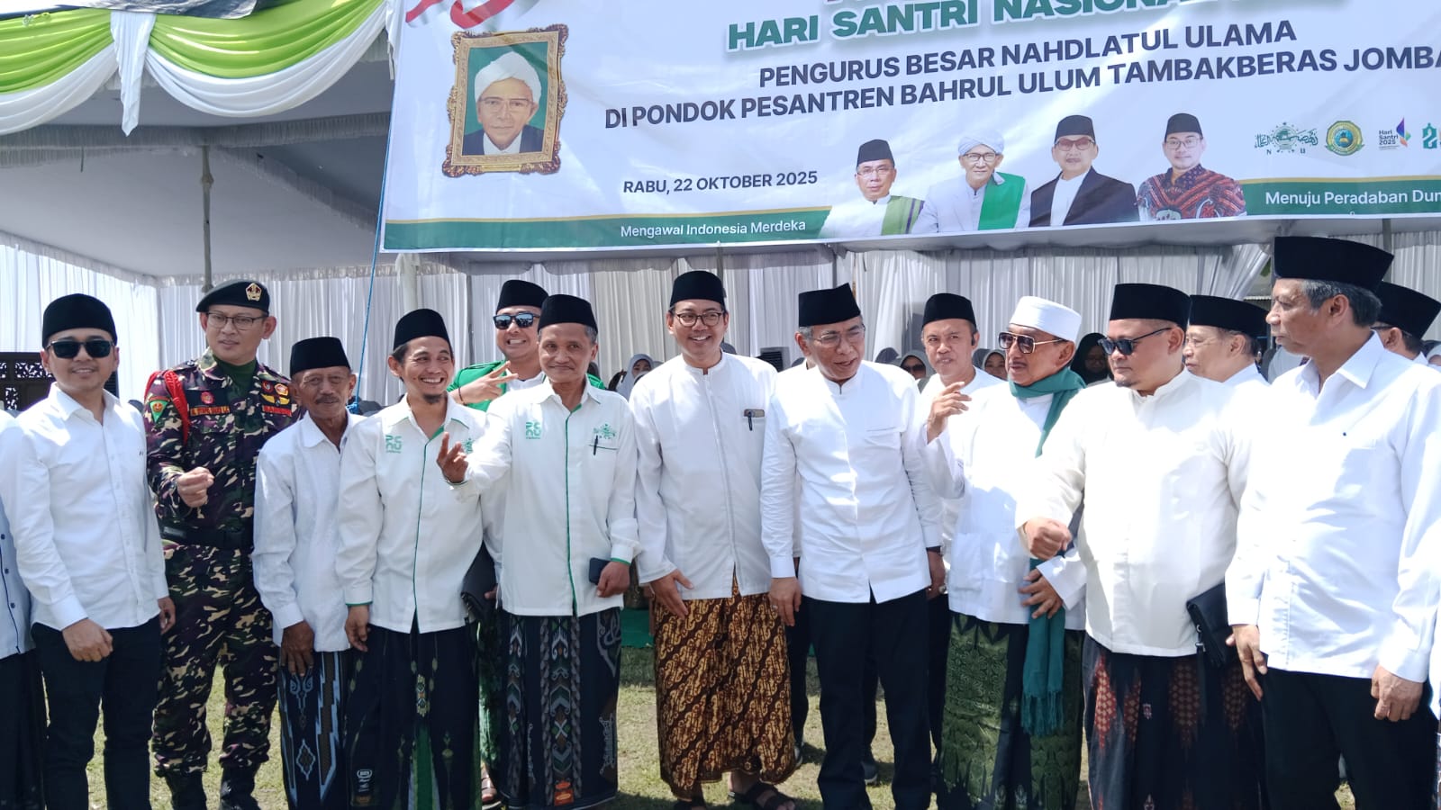 Ketua Umum PBNU KH Yahya Cholil Staquf (Gus Yahya) dan KH Hasib Wahab, usai apel Hari Santri