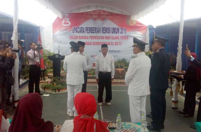 Bupati Pacitan Indartato saat prosesi pemberian remisi di rutan. 