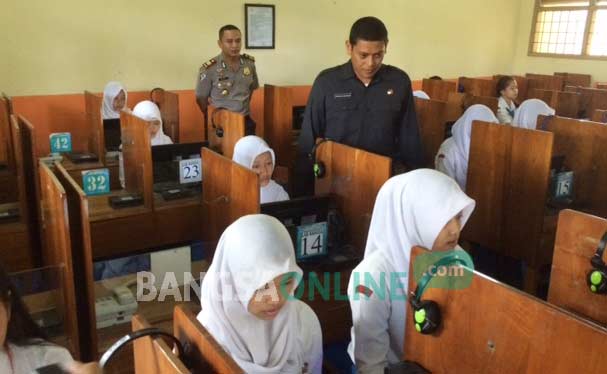 Wali Kota Kediri Abdullah Abu Bakar bersama kepala Dinas Pendidikan saat sidak pelaksanaan ujian nasional di SMK PGRI 2 Kota Kediri. foto: arif kurniawan/ BANGSAONLINE