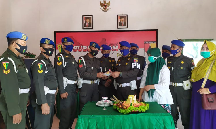 Proses pemotongan tumpeng untuk memperingati HUT Pomad ke-74 yang dilaksanakan di kantor Sub Denpom V/4-3 Pamekasan.