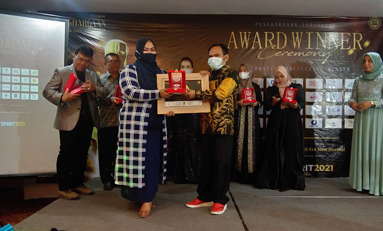Direktur Utama Perumdam Tirta Pendalungan Jember Ady Setiawan saat menerima penghargaan Award Winner TOP CEO PDAM 2021. (foto: ist)