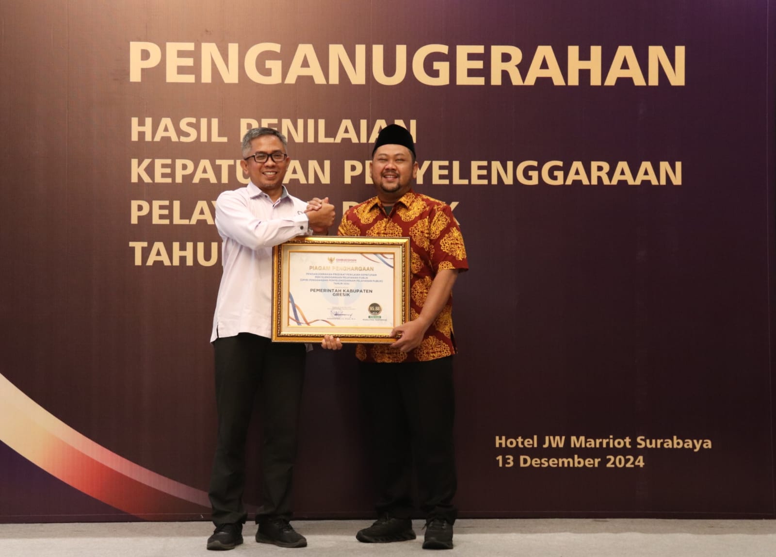 Bupati Gresik, Fandi Achmad Yani (kanan) menerima penghargaan dari Ombudsman RI. FOTO: ist.