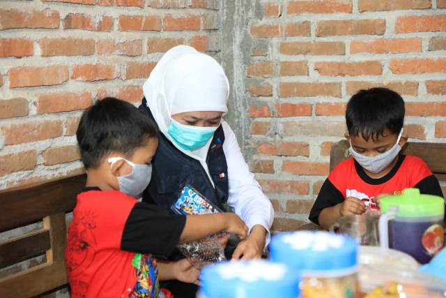 Gubernur Jawa Timur Khofifah Indar Parawansa saat menyaksikan pendataan keluarga bersama tim Kader PK Desa Bedingin, Kecamatan Sambit, Kabupaten Ponorogo, Selasa, (6/4). Foto: ist