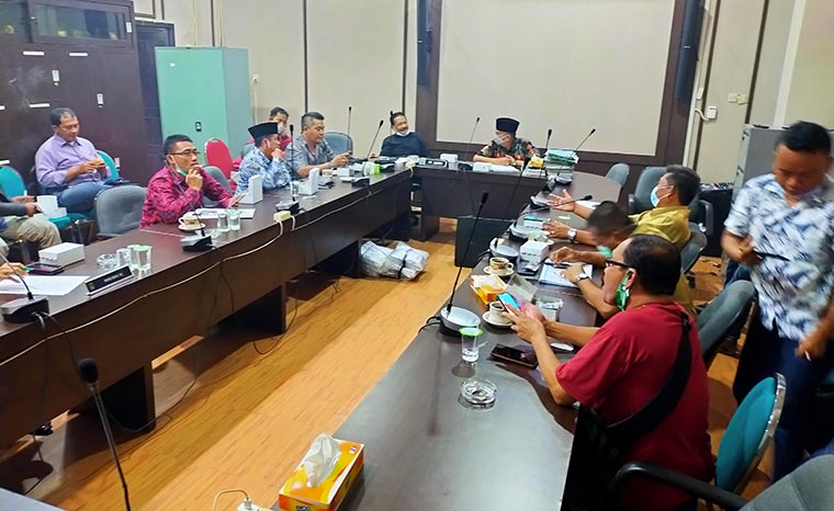 Rapat Komisi III DPRD Pasuruan dengan DPKP membahas proyek SPAM.