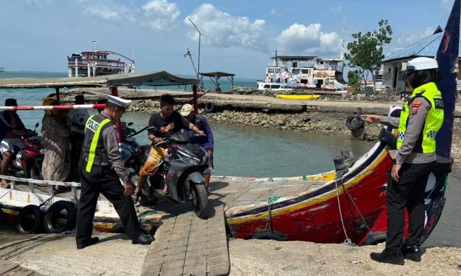 Anggota Satlantas Polres Sumenep saat menggelar Polantas Menyapa di Pelabuhan Kalianget