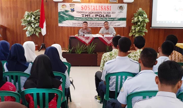 Para pelajar antusias mendengarkan penjelasan dari narasumber.