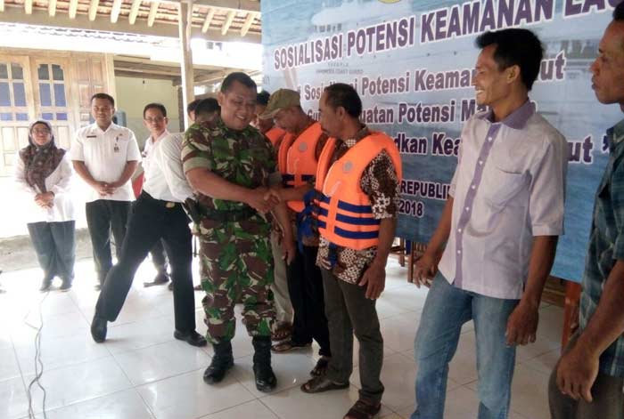 Bakamla RI saat melakukan kegiatan sosialisasi di Pantai Watukarung Pacitan. (foto: ist)