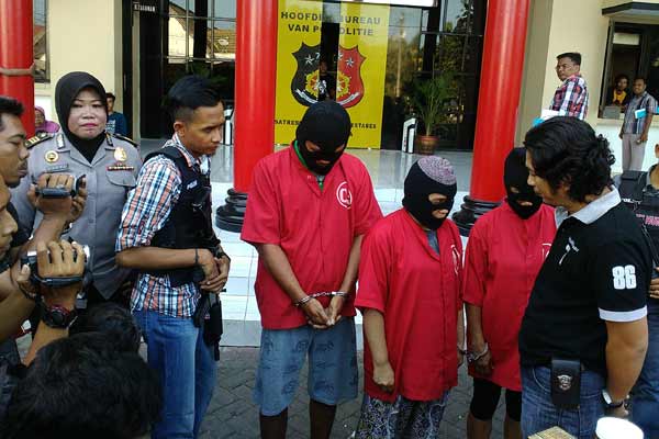 Ketiga tersangka saat diamankan di Mapolrestabes Surabaya. foto: ekoyono/BANGSAONLINE