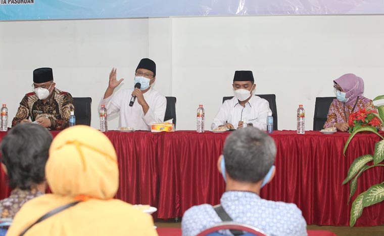 Wali Kota Pasuruan Gus Ipul memberikan arahan dalam kegiatan pembinaan kepada pedagang pasar.