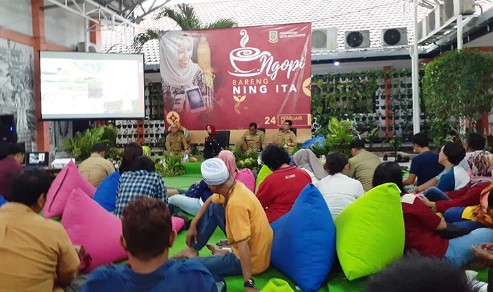 Wali Kota Mojokerto Ika Puspitasari saat ngopi bareng dengan para awak media.