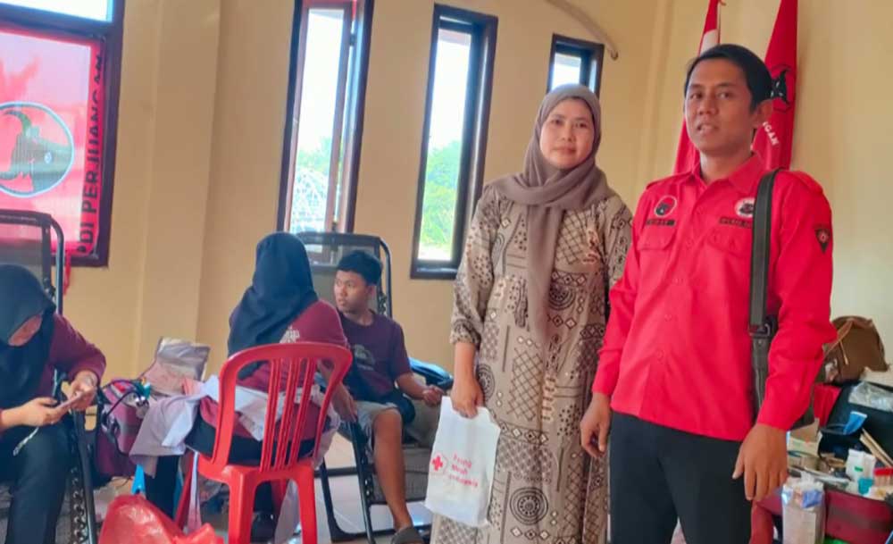 Ketua DPC BMI Kabupaten Gresik Chesy Bima Laksana (kanan) saat membuka donor darah di Sekretariat DPC PDIP. Foto: SYUHUD/ BANGSAONLINE
