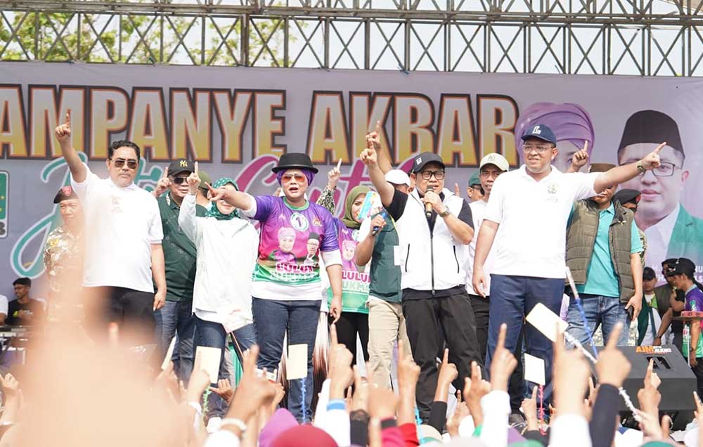 Cak Imin diapit pasangan Luluk-Lukman saat kampanye akbar di Lapangan Desa Pelemwatu, Kecamatan Mengganti. Foto: Ist.