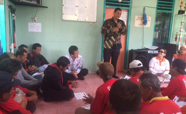 Wali Kota Kediri Abdullah Abu Bakar saat melihat para abang becak belajar bahasa Inggris di balai RW Kelurahan Balowerti Kota Kediri. foto: arif kurniawan/ BANGSAONLINE