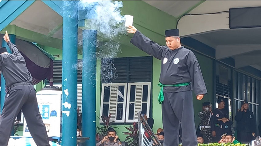 Salah satu pendekar Pagar Nusa saat melakukan atraksi di Kantor PCNU Kabupaten Mojokerto.