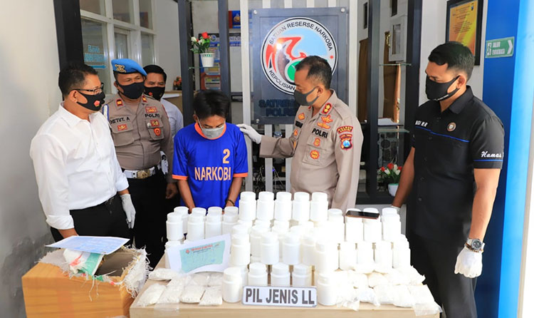Kapolres Kediri, AKBP Lukman Cahyono, S.I.K., didampingi Kasat Resnarkoba, AKP Ridwan Sahara (baju putih) saat berdialog dengan pelaku. (foto: ist).