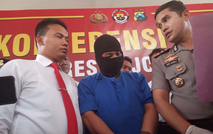 Pelaku saat dirilis di Mapolres Bojonegoro.