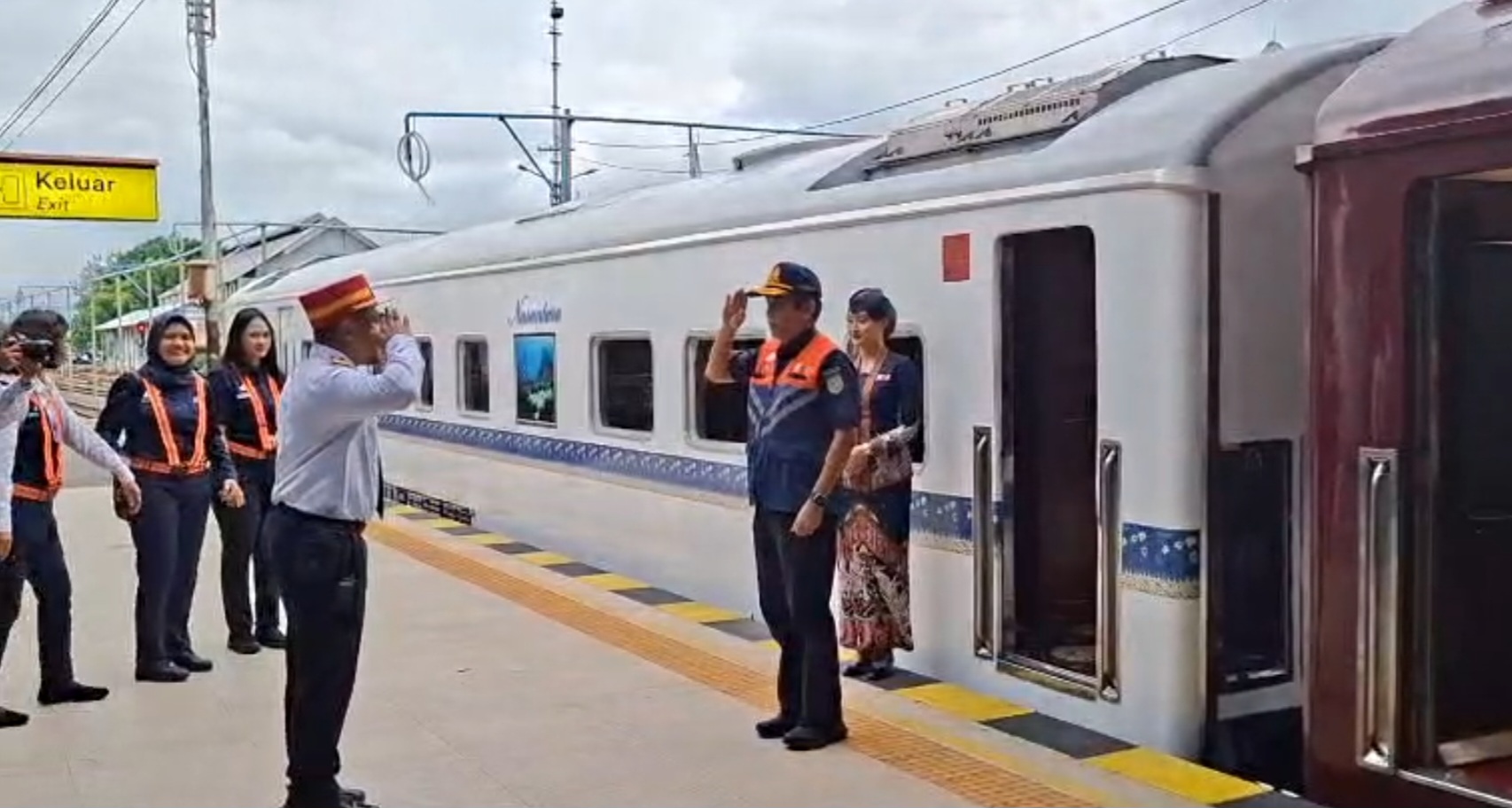 Kedatangan Direktur Operasional KAI dengan kereta KAIS disambut langsung oleh Kepala Stasiun Madiun. Foto: Hendro Suhartono/BANGSAONLINE