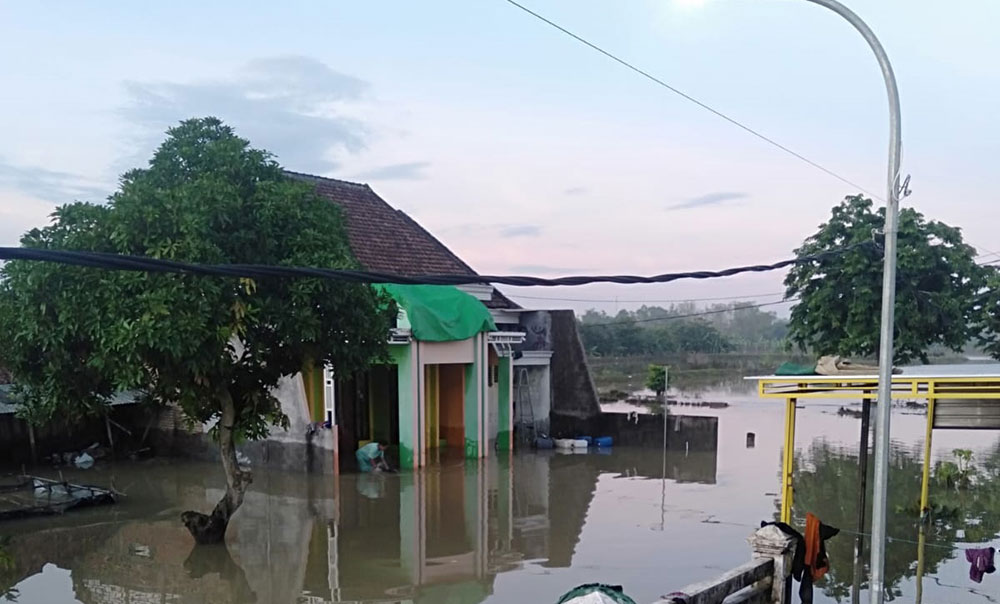 Kondisi Dusun Medeo, Kecamatan Kedamean, Kabupaten Gresik, yang masih terendam luapan Kali Lamong. Foto: SYUHUD/ BANGSAONLINE