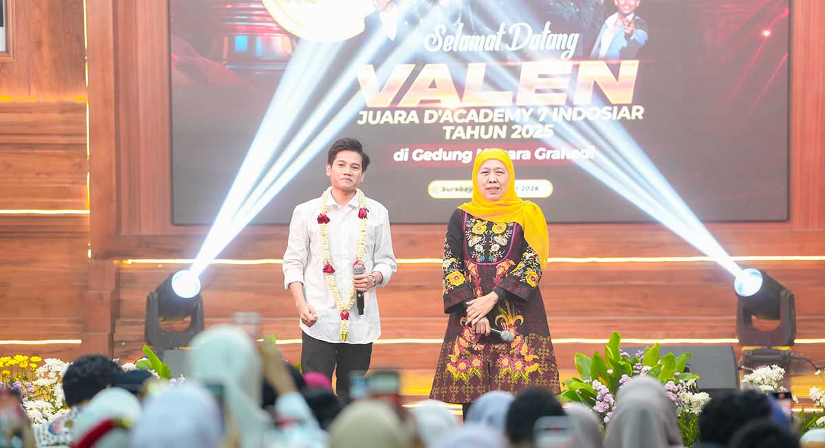 Gubernur Khofifah bersama Juara D’Academy 7, Achmad Valen Akbar.