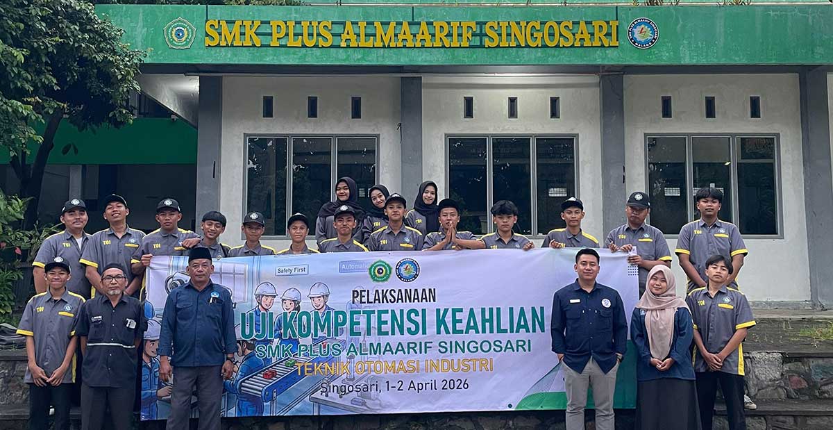 Tim penguji dari ACE foto bersama dengan peserta UKK kelas XII jurusan Teknik Otomasi Industri di SMK Plus Almaarif Singosari.