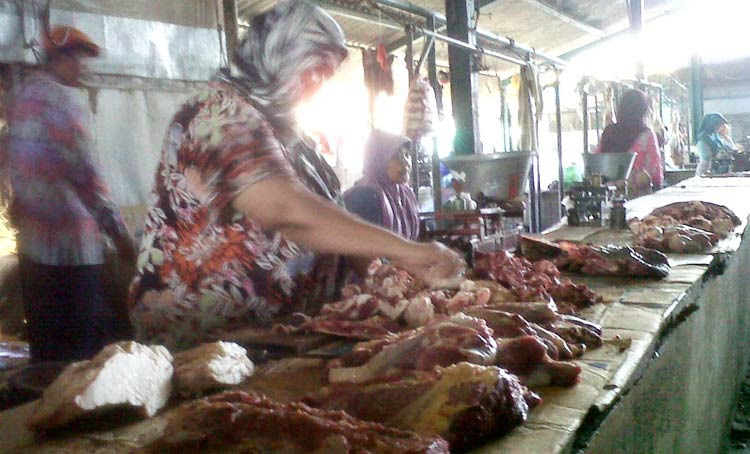 Salah seorang pedagang daging di salah satu pasar tradisional di Sumenep.