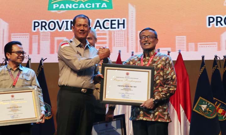 Pemprov Jatim meraih penghargaan Partisipasi Aktif dalam Penanggulangan Bencana Tahun 2019 yang diserahkan langsung oleh Kepala BNPB Doni Monardo. 