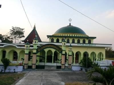 Masjid Jami’ Tiban Babussalam Jalan Soekarno – Hatta, Kelurahan Pilang Kecamatan Kademangan, Probolinggo, Jumat (18/7). Foto : andi sirajuddin/BANGSAONLINE