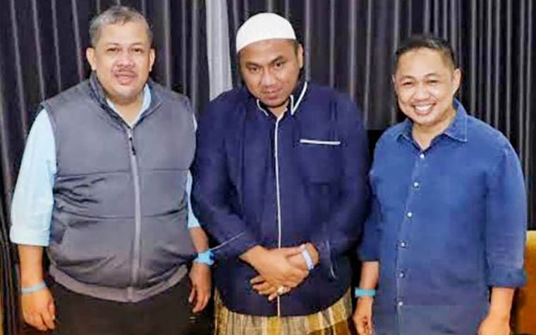 RKH Muhammad Thohir Abdul Hamid (tengah) diapit Anis Matta dan Fahri Hamzah. foto: ist