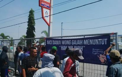PROTES -  Warga Dusun Gajah Desa Rejosari Kecamatan Deket Lamongan memprotes keberadaan Stasiun Pengisian dan Pengangkutan Bahan Bakar Elpiji (SPPBE) di desa setempat, Sabtu (27/9/2014) karena tidak merekrut warga setempat sebagai tenaga kerja. foto : haris sugianto/BangsaOnline
