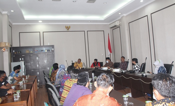 BPD dan Perangkat Desa Cengkrong saat audiensi dengan Komisi I DPRD Kabupaten Pasuruan.