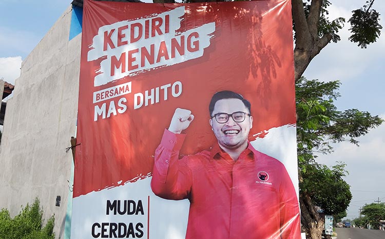 Baliho Bakal Calon Bupati Kediri, Hanindhito Himawan Pramono yang diusung PDI Perjuangan sudah terpasang di setiap sudut desa di Kabupaten Kediri. (foto: MUJI/ BANGSAONLINE)