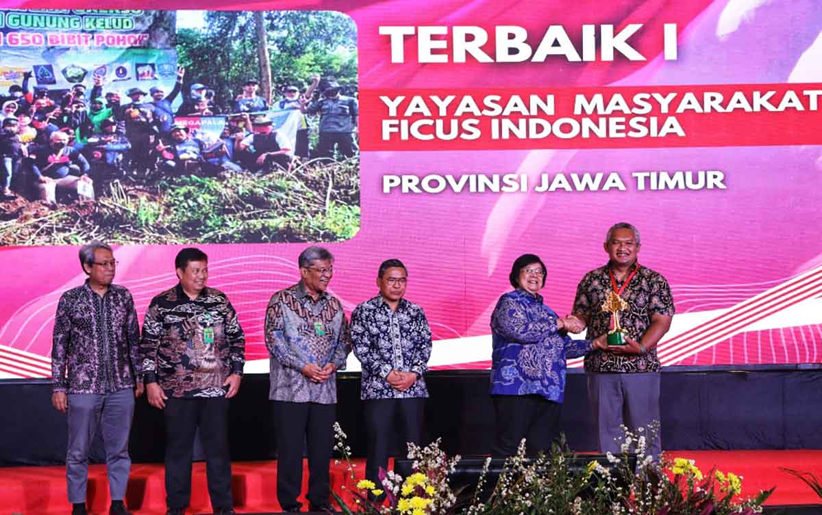 Menteri LHK, Siti Nurbaya Bakar, saat menyerahkan penghargaan kepada Ketua Yayasan Masyarakat Ficus Indonesia Kediri, Ari Purnomo Adi. Foto: Ist