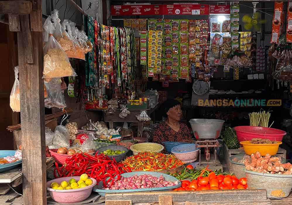 Berikut daftar harga lengkap sembako Jatim. Foto: Sulthon/Bangsaonline.