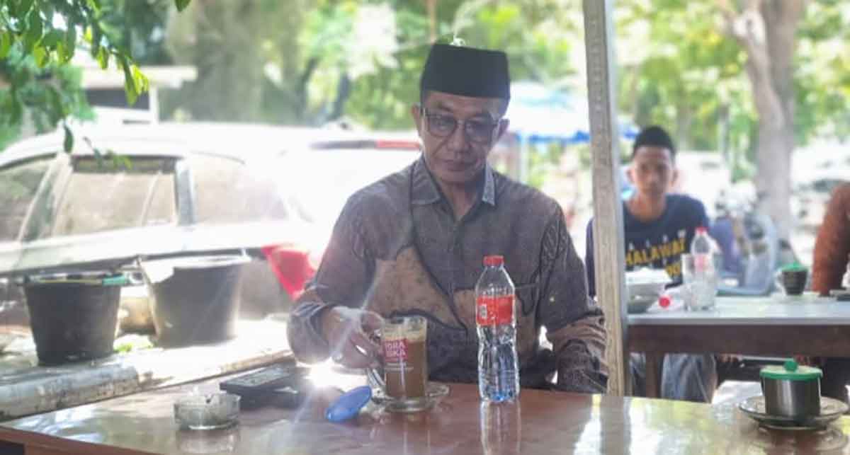 Bupati Pamekasan, saat menyeduh kopi di sebuah warung.
